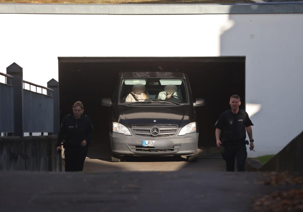Im Amtsgericht Rostock wurde der Verdächtigen der Haftbefehl verlesen. Danach verließ ein Fahrzeug die Tiefgarage. - Foto: Danny Gohlke/dpa