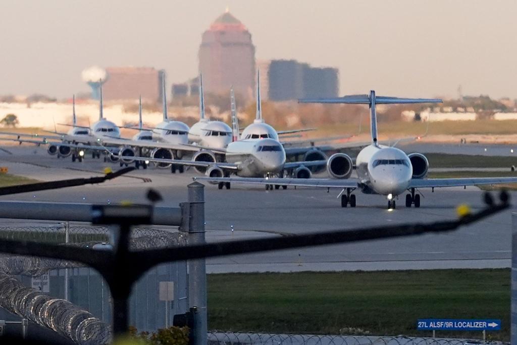 Airlines streichen Hunderte Flüge in den USA - Foto: Nam Y. Huh/AP/dpa