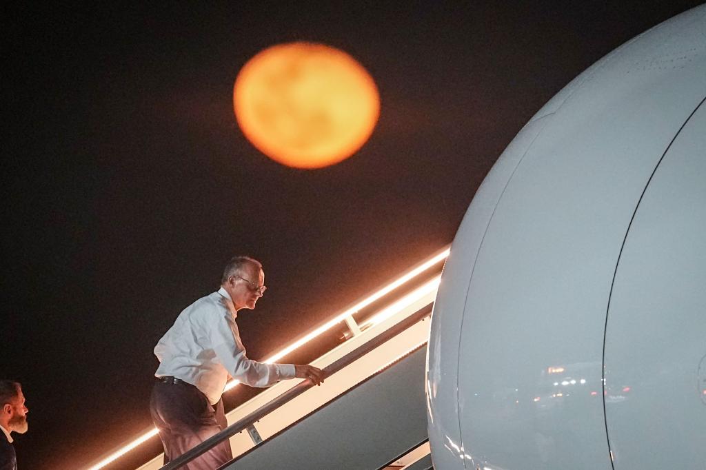 Bundeskanzler Friedrich Merz geht die Gangway vor dem aufgehenden Mond hinauf. - Foto: Kay Nietfeld/dpa
