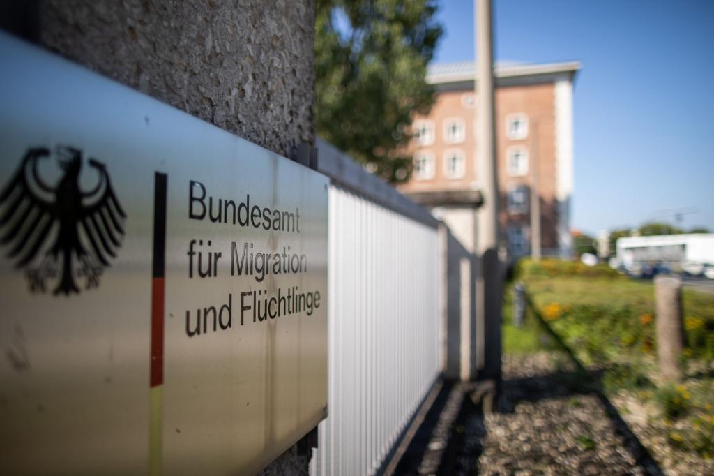 Das Bundesamt für Migration und Flüchtlinge trifft wieder deutlich mehr ablehnende Entscheidungen für Syrer. - Foto: Daniel Karmann/dpa
