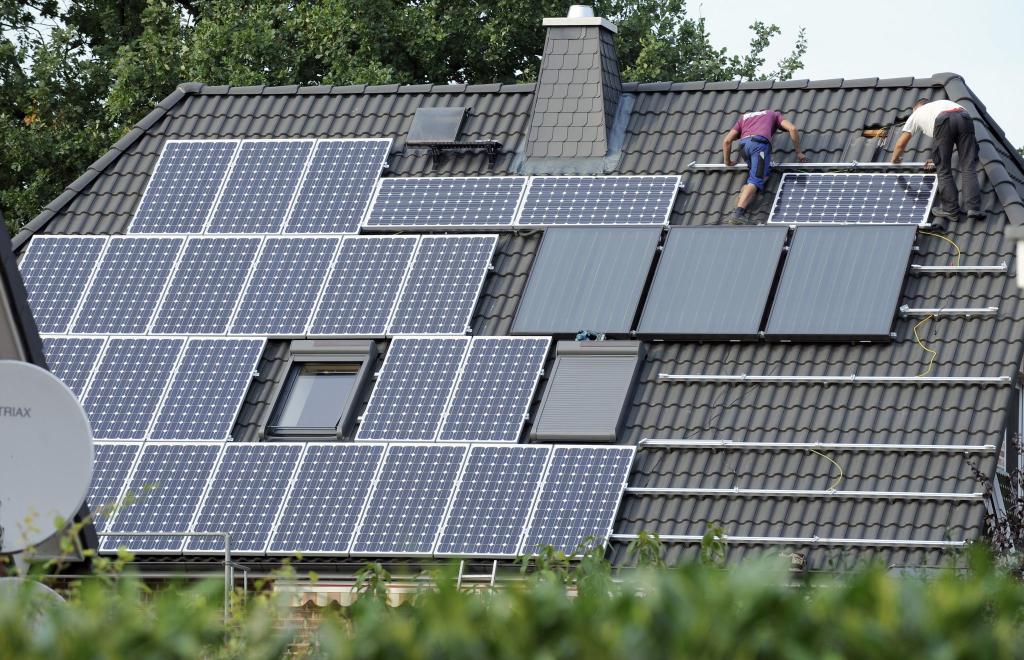 Privatpersonen ließen sich zuletzt deutlich weniger Solaranlagen installieren. (Archivbild) - Foto: Rainer Jensen/dpa