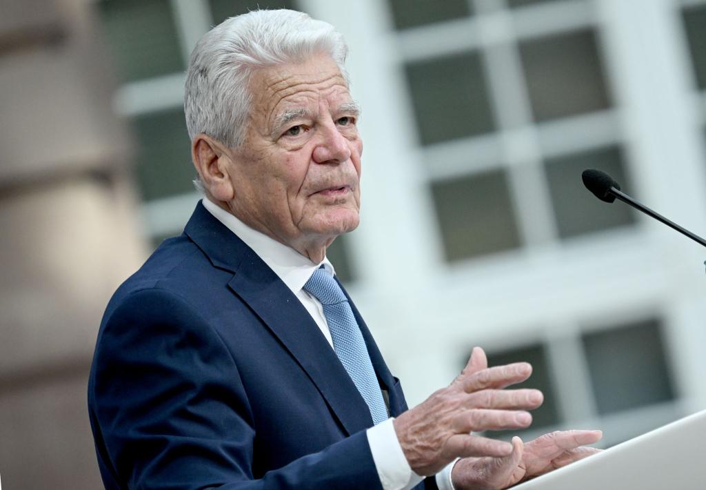 Alt-Bundespräsident Joachim Gauck fordert mehr Entschlossenheit beim Schutz der Menschenwürde. (Archivfoto) - Foto: Britta Pedersen/dpa