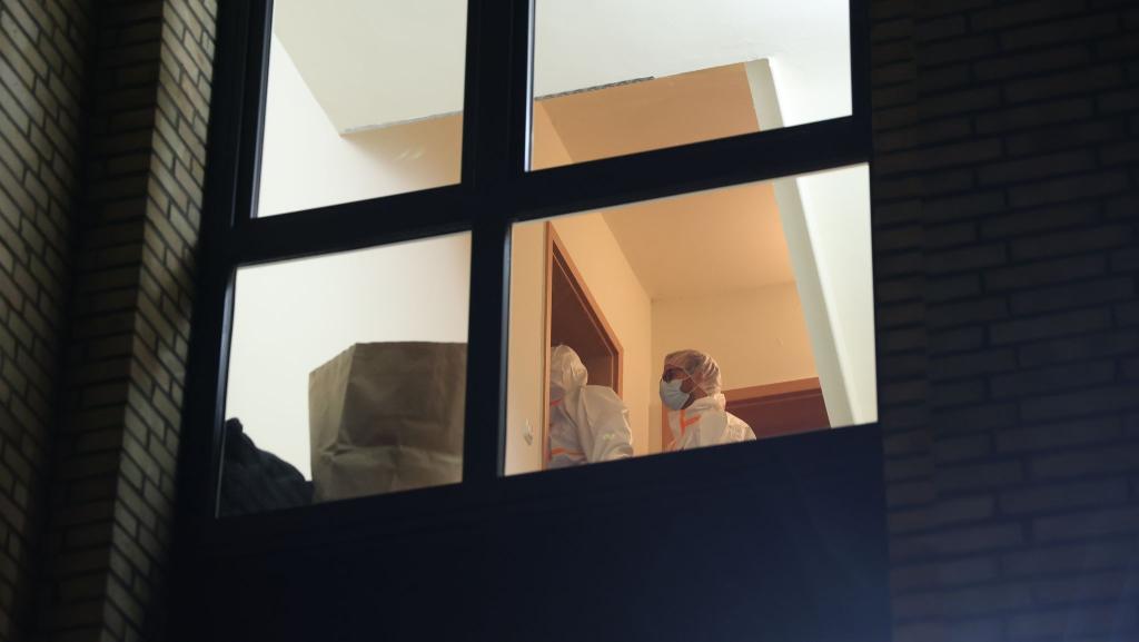 Bei einem Polizeieinsatz in Hamburg ist eine Frau wegen des Verdachts festgenommen worden, einen Mann getötet zu haben. - Foto: Georg Wendt/dpa