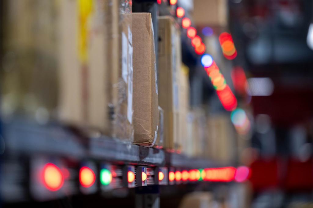 Der deutsche Zoll untersucht Pakete an Flughäfen stichprobenartig. - Foto: Hendrik Schmidt/dpa