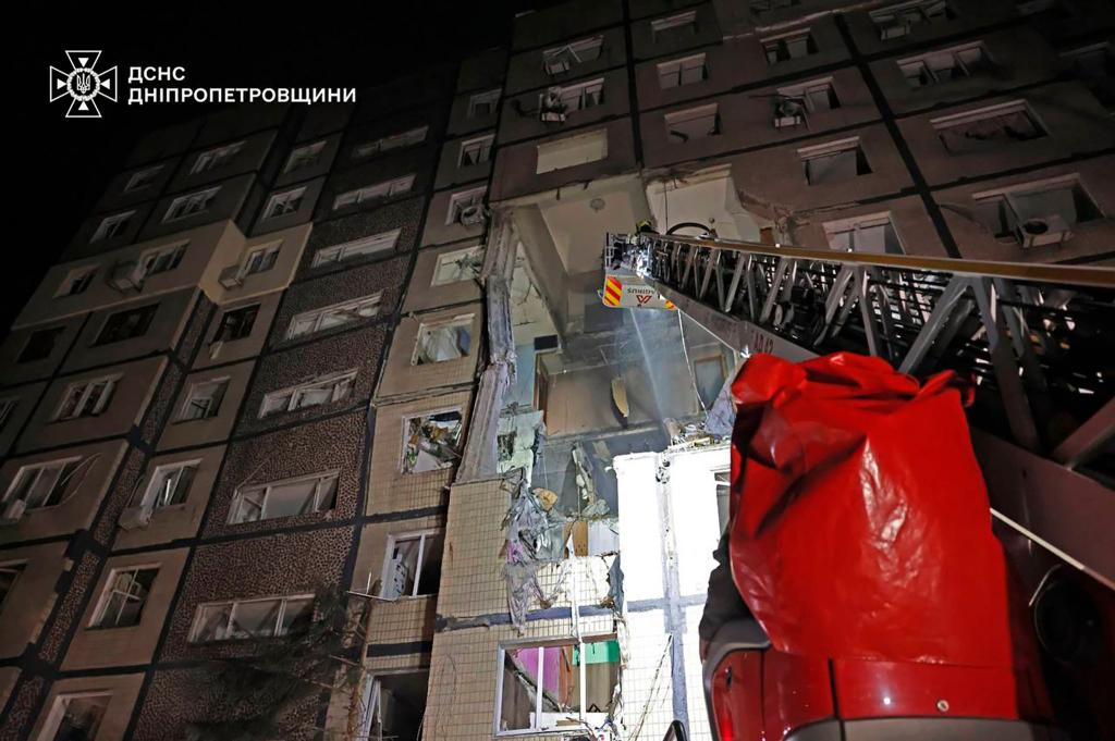 Bei dem Drohneneinschlag in einem mehrstöckigen Wohnhaus in Dnipro gab es Tote und Verletzte. - Foto: Uncredited/Ukrainian Emergency Service/AP/dpa