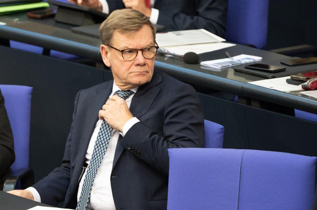 Außenminister Johann Wadephul (CDU) wollte eigentlich per Regierungsflugzeug zu einem Gipfeltreffen nach Kolumbien reisen. Weil es einen Defekt an der Maschine gab, muss er umplanen und zunächst Linie fliegen. (Archivbild) - Foto: Alicia Windzio/dpa