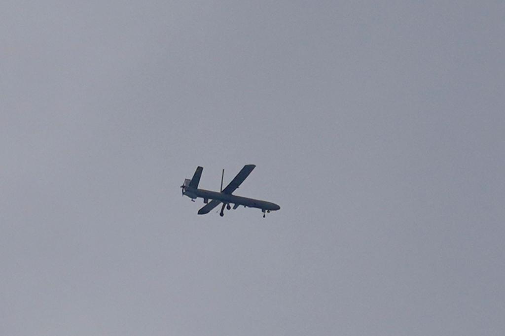 Zwei Menschen werden bei israelischen Luftschlägen im Libanon getötet. Mehrere werden verletzt. - Foto: Hussein Malla/AP/dpa
