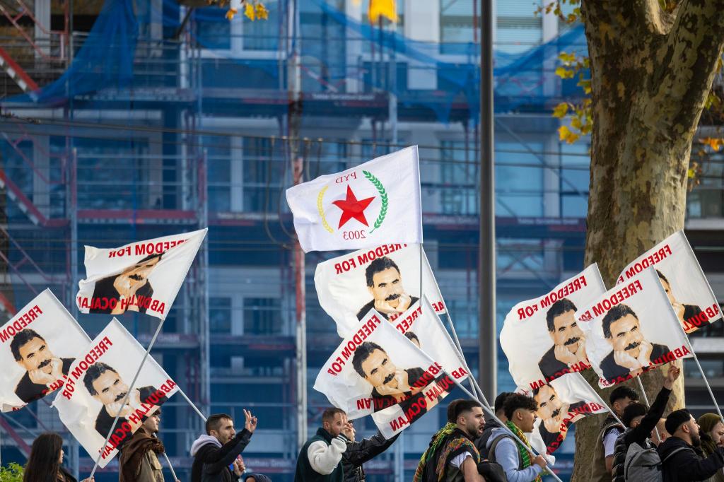 Kurden demonstrieren für die Freilassung von Abdullah Öcalan. - Foto: Thomas Banneyer/dpa