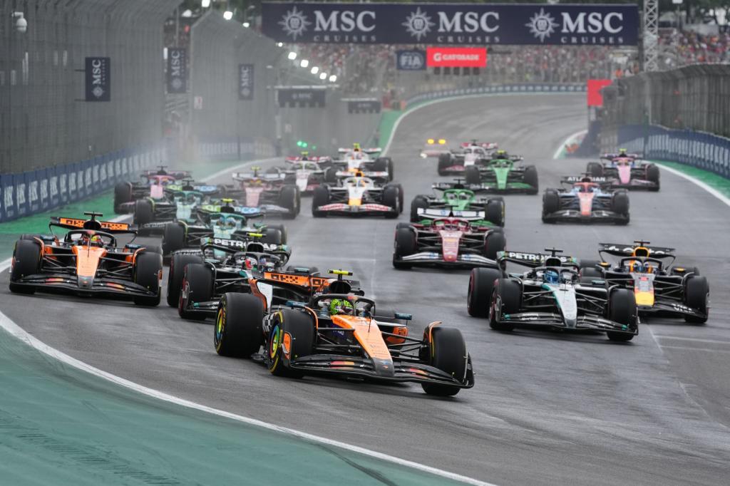 Auf dem Weg zum Start-Ziel-Sieg: Lando Norris (vorn) baute im Sprint seine WM-Führung aus. - Foto: Andre Penner/AP/dpa