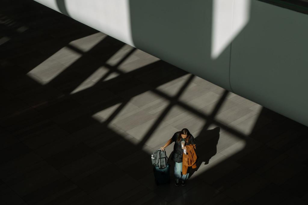 Reisende kommen zu dem LaGuardia International Airport in New York. Die US-Luftfahrtbehörde reduziert den Verkehr an rund 40 Flughäfen, um überlastete Fluglotsen zu entlasten. - Foto: Olga Fedorova/AP/dpa