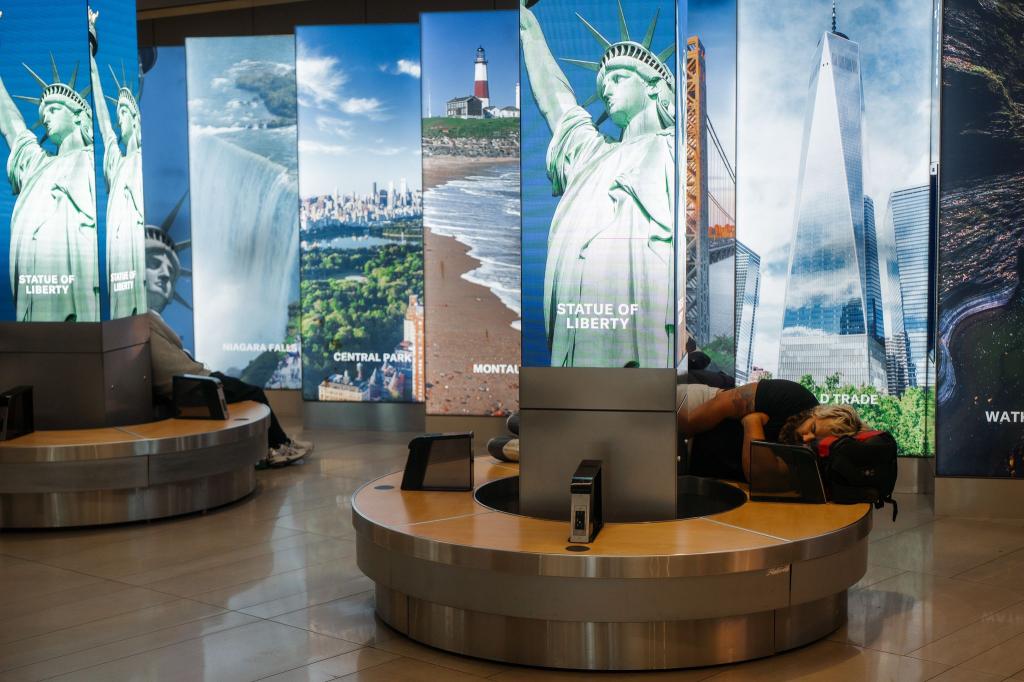 An vielen Flughäfen in den USA müssen Reisende sich auf lange Wartezeiten einstellen - so wie hier am LaGuardia International Airport in New York. - Foto: Olga Fedorova/FR172242 AP/AP/dpa