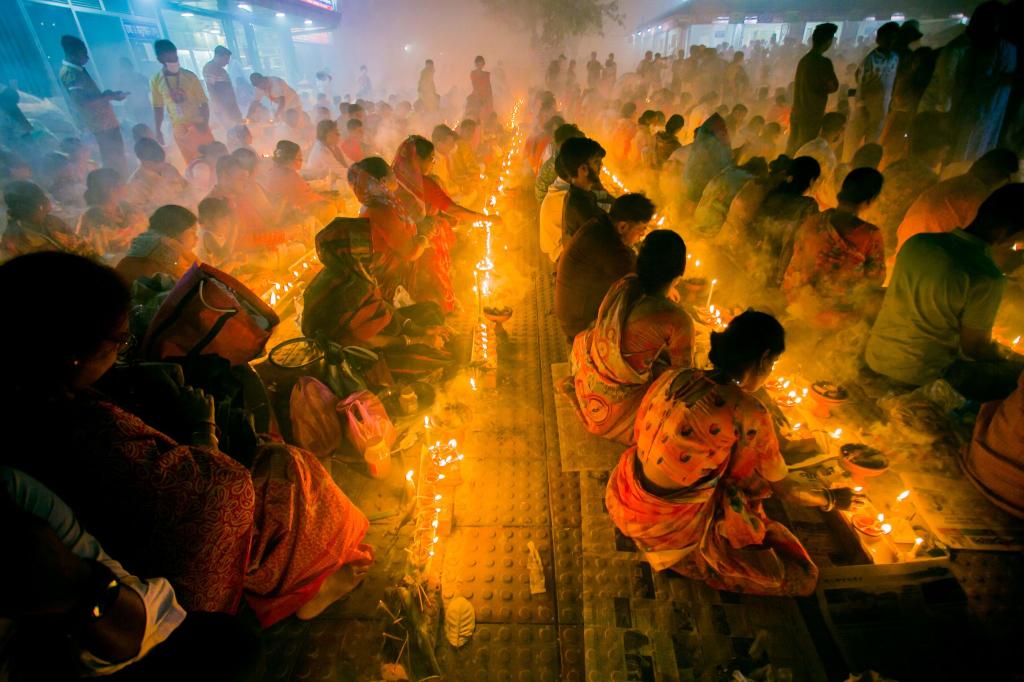 Bangladeschische Hindu-Anhänger sitzen bei Kerzenlicht und beten zu Gott im Shri Shri Lokanath Brahmachari Ashram Tempel in Narayanganj während des religiösen Festes Kartik Brati. - Foto: Rayhan Ahmed/ZUMA Press Wire/dpa