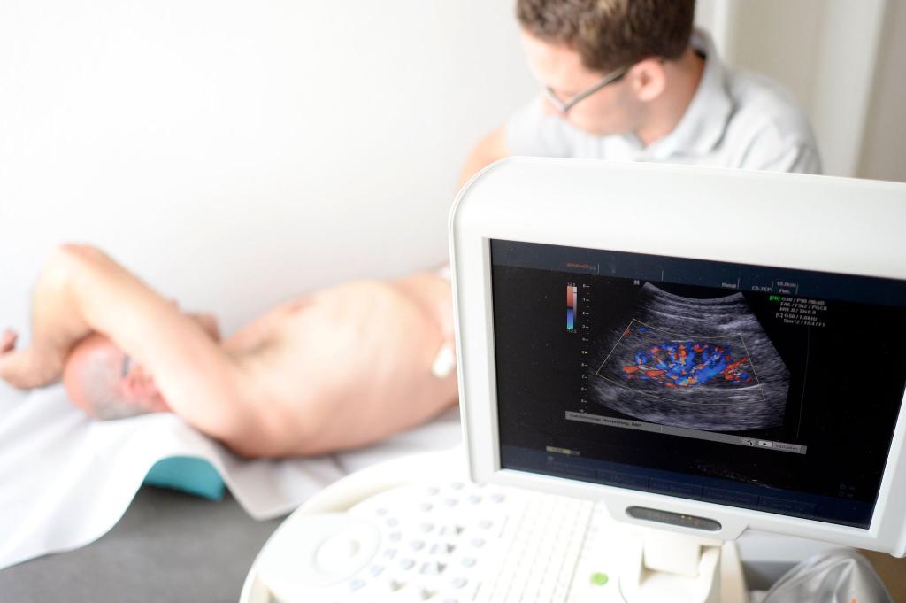 Ein Mediziner untersucht die Niere eines Patienten mit einem Ultraschallgerät - Foto: Maurizio Gambarini/dpa