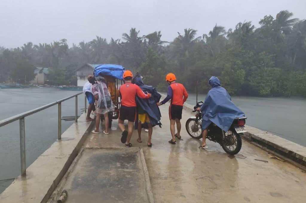 Die Menschen wappnen sich für den Sturm. - Foto: Uncredited/PHILIPPINE COAST GUARD/AP/dpa