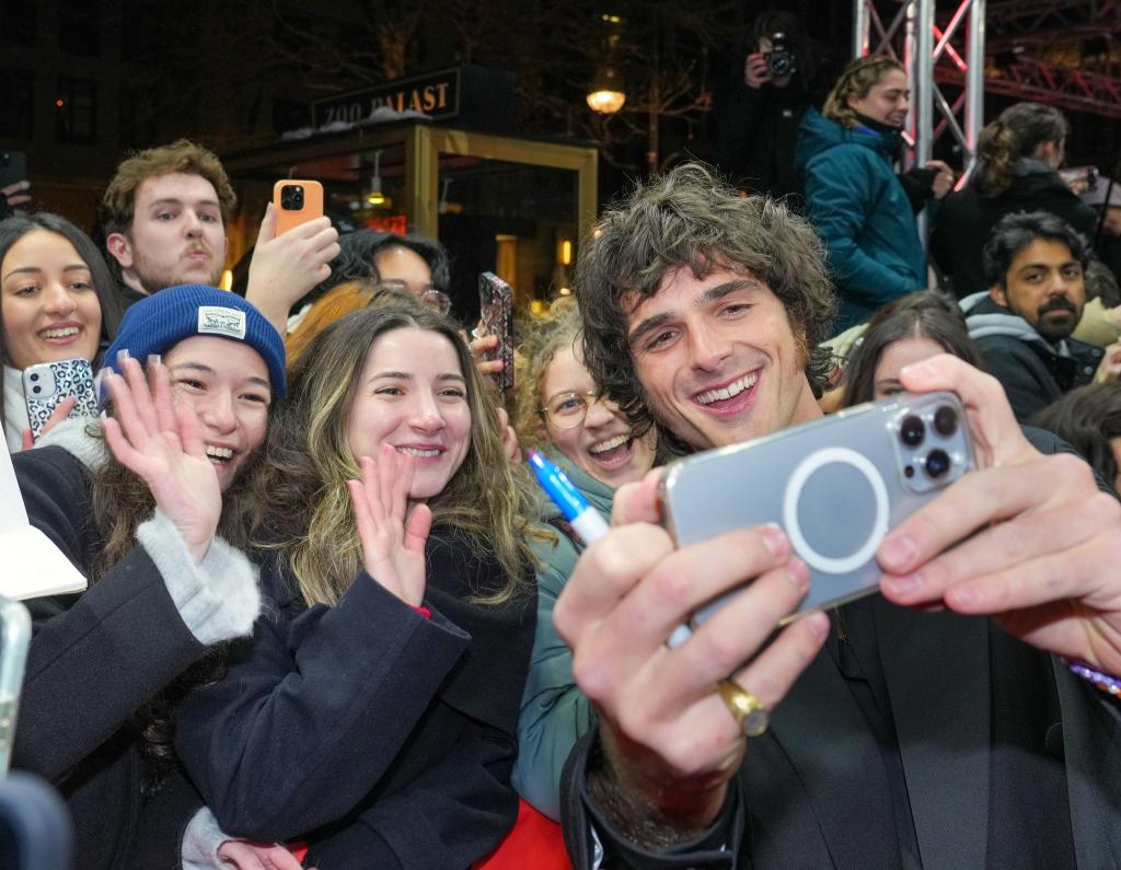 Nahbar, lieb, süüüüß: Schauspieler Jacob Elordi macht auch mal Selfies mit Fans. (Archivbild) - Foto: Soeren Stache/dpa
