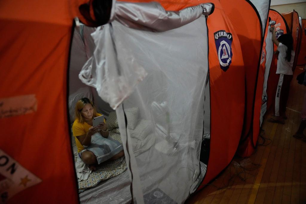 Auf der Flucht vor Supertaifun «Fung-Wong» mussten mehr als eine Million Menschen ihre Häuser verlassen. - Foto: Aaron Favila/AP/dpa