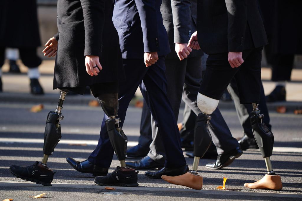 Veteranen marschieren am Cenotaph in London. - Foto: Yui Mok/PA Wire/dpa