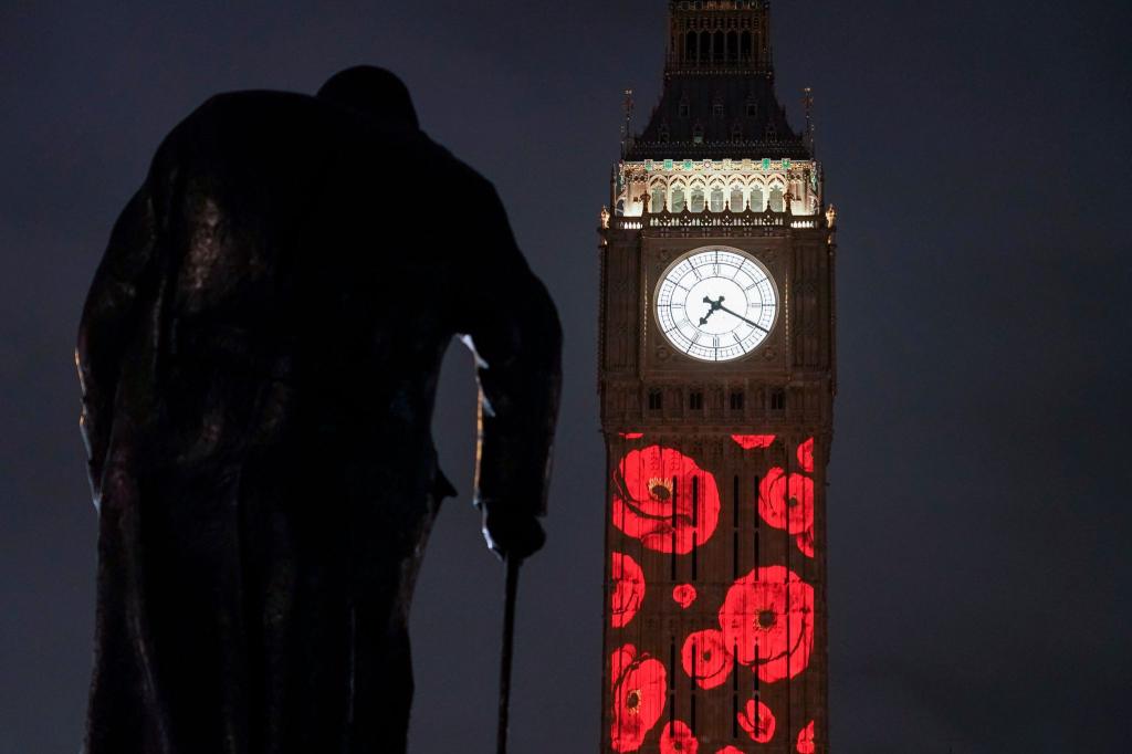 Auf den Elizabeth Tower, allgemein bekannt als Big Ben, werden anlässlich des 80. Jahrestages des Endes des Zweiten Weltkriegs rote Mohnblüten projeziert. - Foto: Alberto Pezzali/AP/dpa