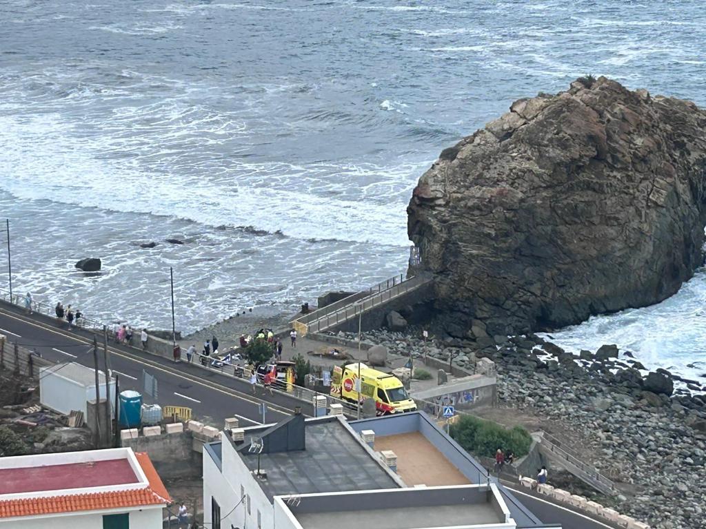 Der Rettungsdienst versorgt am Strand von Roque de Las Bodegas mehrere Menschen, die durch eine Riesenwelle verletzt wurden. - Foto: 112 Canarias/dpa