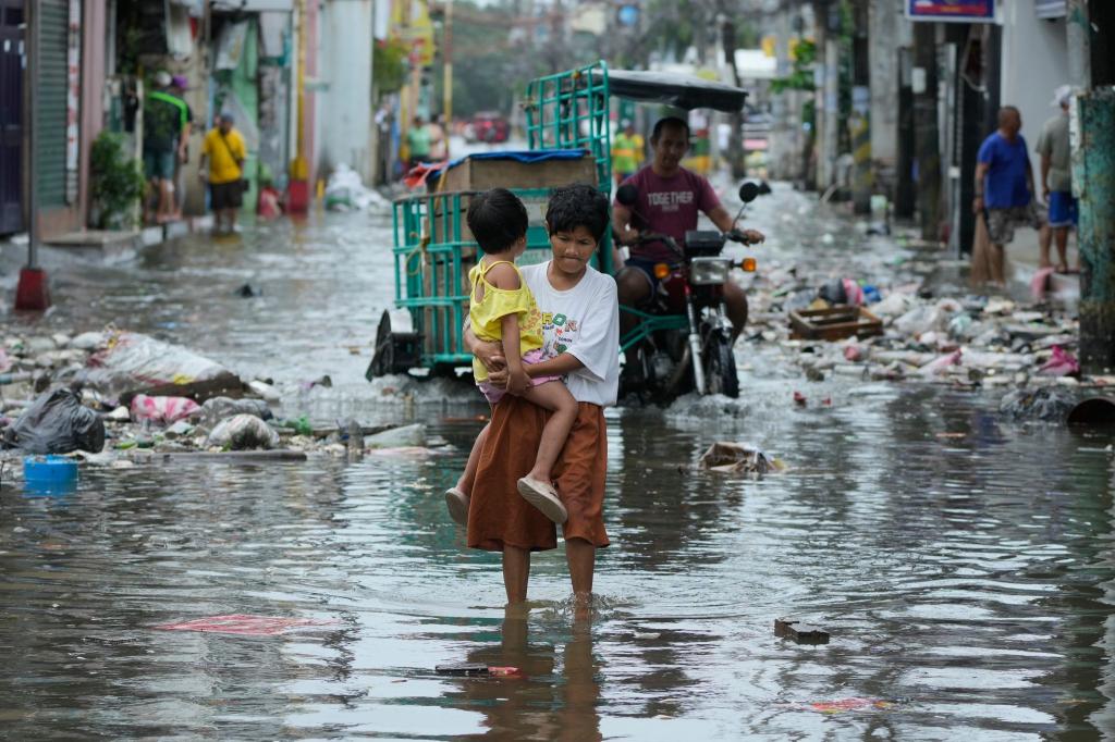 Viele Straßen waren völlig überflutet. - Foto: Aaron Favila/AP/dpa