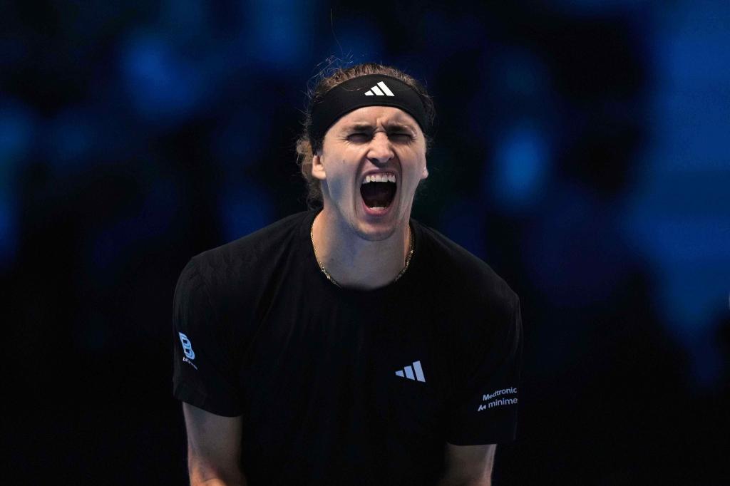 Alexander Zverev schreit seine Freude über den Auftaktsieg bei den ATP Finals heraus. - Foto: Antonio Calanni/AP/dpa