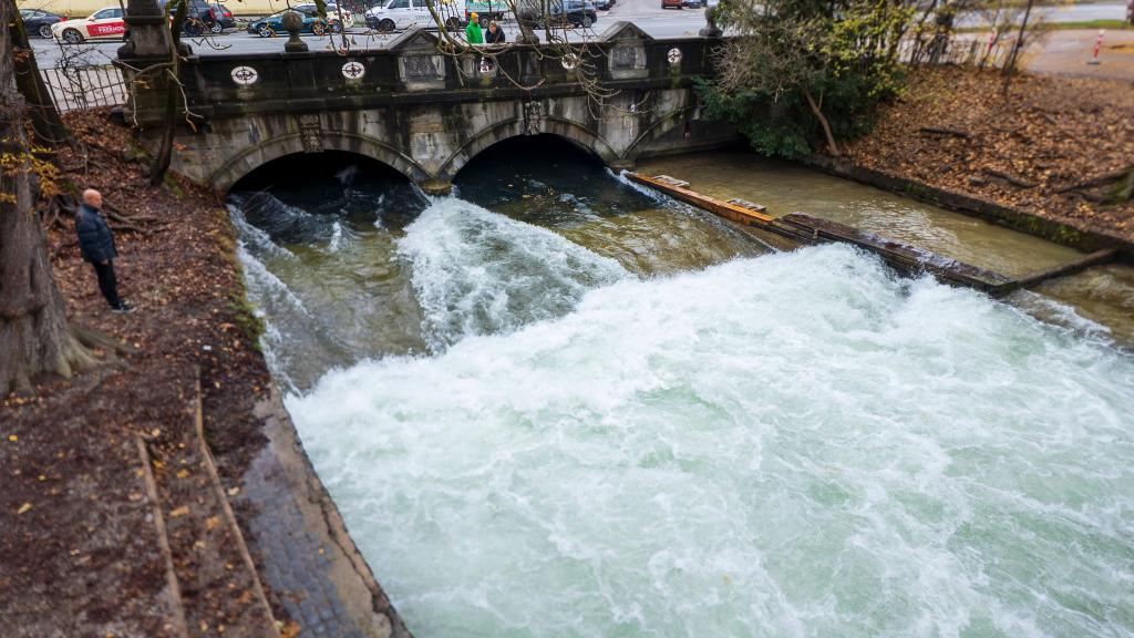 Die Welle war kurz wieder da - jetzt ist sie wieder weg. - Foto: Peter Kneffel/dpa