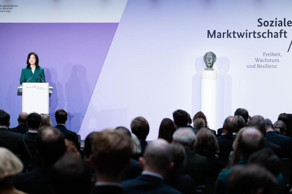 Die Büste Ludwig Erhards ist wieder da. - Foto: Carsten Koall/dpa