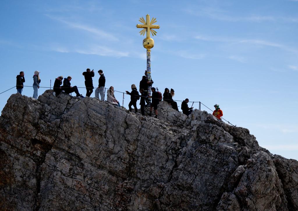 Das Gipfelkreuz ist mit Hunderten Stickern beklebt. (Archivbild) - Foto: Sven Hoppe/dpa