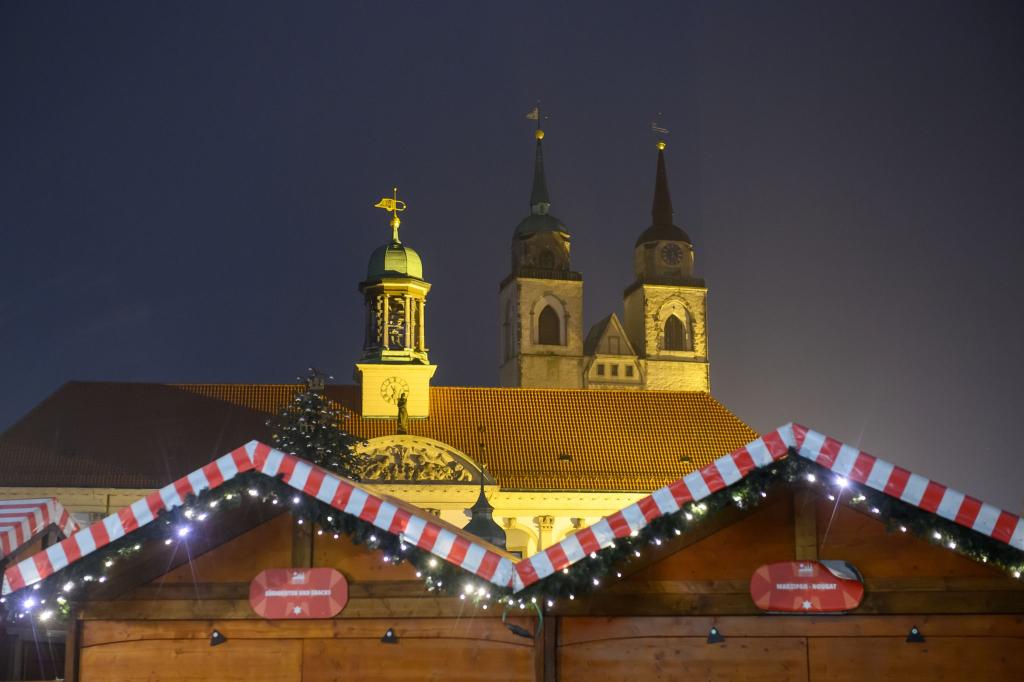 Schon seit Ende Oktober stehen die ersten Buden auf dem Alten Markt vor dem Magdeburger Rathaus. - Foto: Klaus-Dietmar Gabbert/dpa