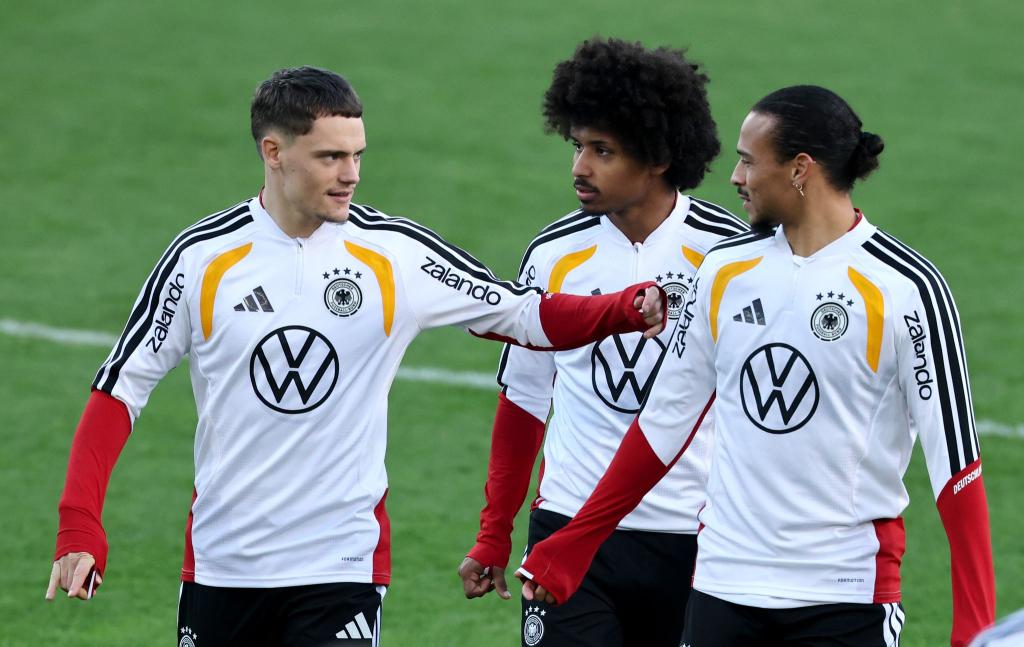Leroy Sané (r) spielt bei der Nationalmannschaft praktisch auf Bewährung. - Foto: Christian Charisius/dpa