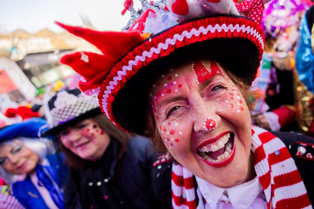 Kölns oberster Karnevalist Christoph Kuckelkorn hält den Karneval für eine große Therapiesitzung. - Foto: Rolf Vennenbernd/dpa