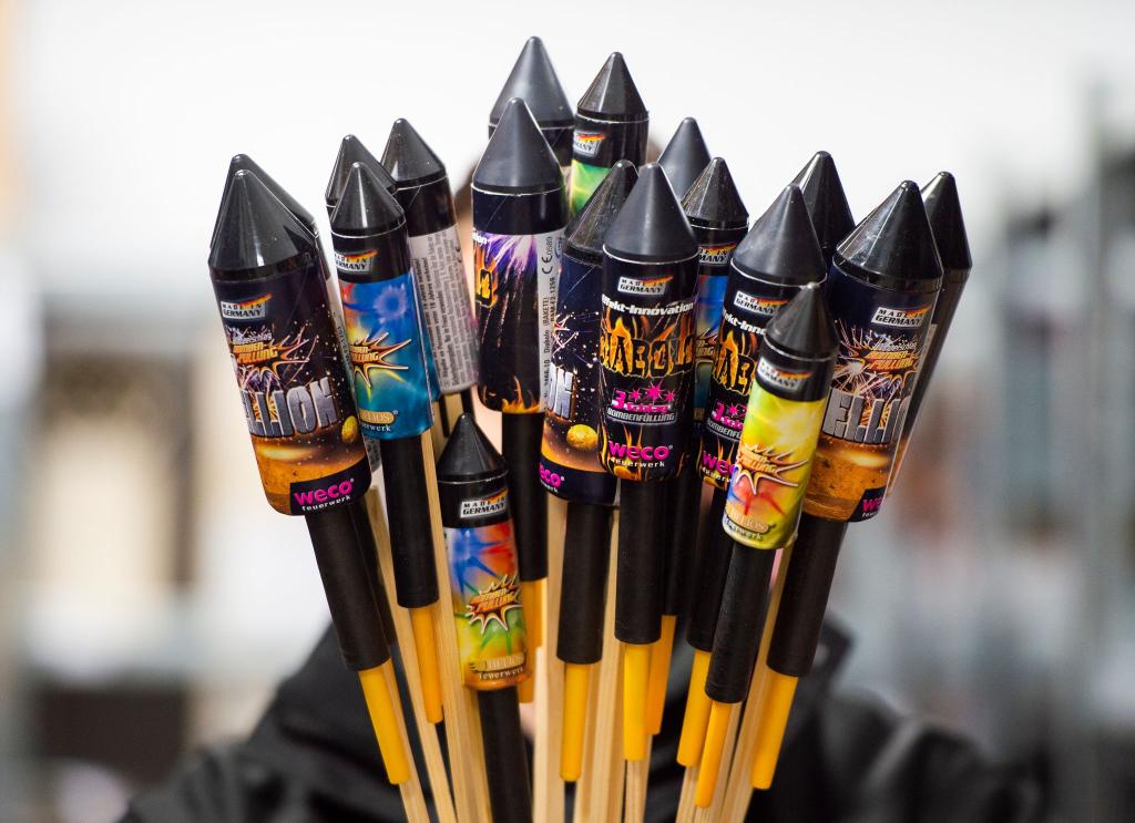 Auf das klassische Silvesterfeuerwerk verzichten die meisten Deutschen laut einer Umfrage. (Symbolbild) - Foto: Christophe Gateau/dpa