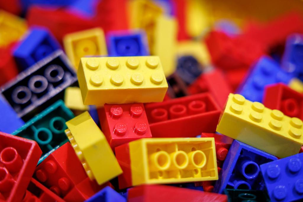 Nicht nur Kinder spielen mit Lego. - Foto: Daniel Karmann/dpa