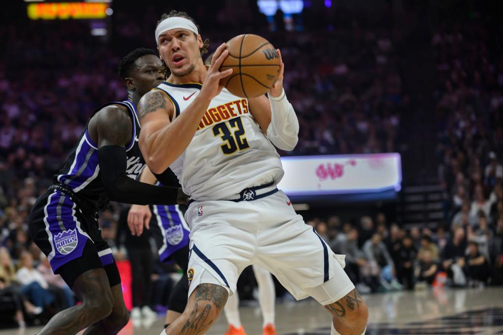 Das war nichts: Dennis Schröder (l) verlor mit Sacramento auch gegen die Denver Nuggets um Aaron Gordon. - Foto: Randall Benton/AP/dpa