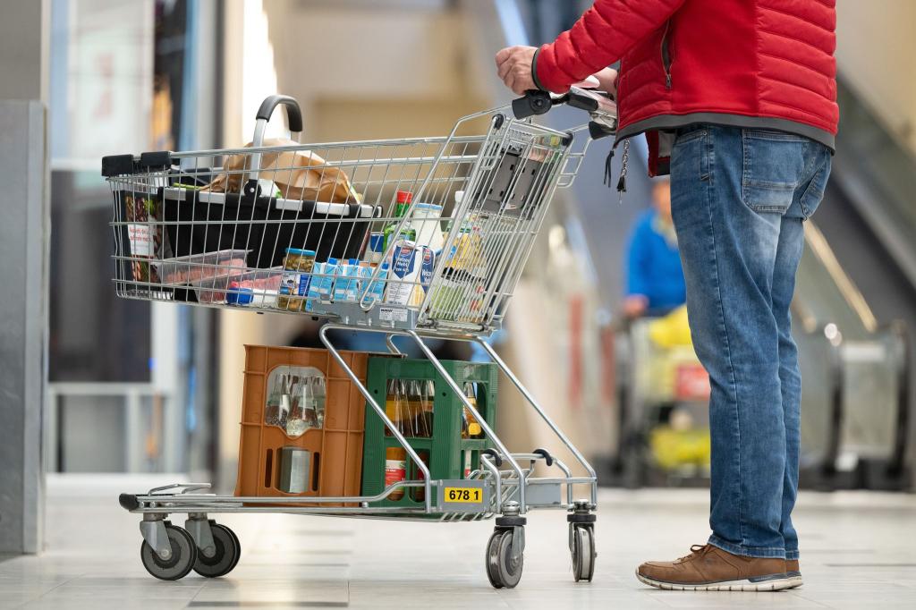 Viele Lebensmittel sind deutlich teurer geworden. (Symbolbild) - Foto: Sebastian Kahnert/dpa