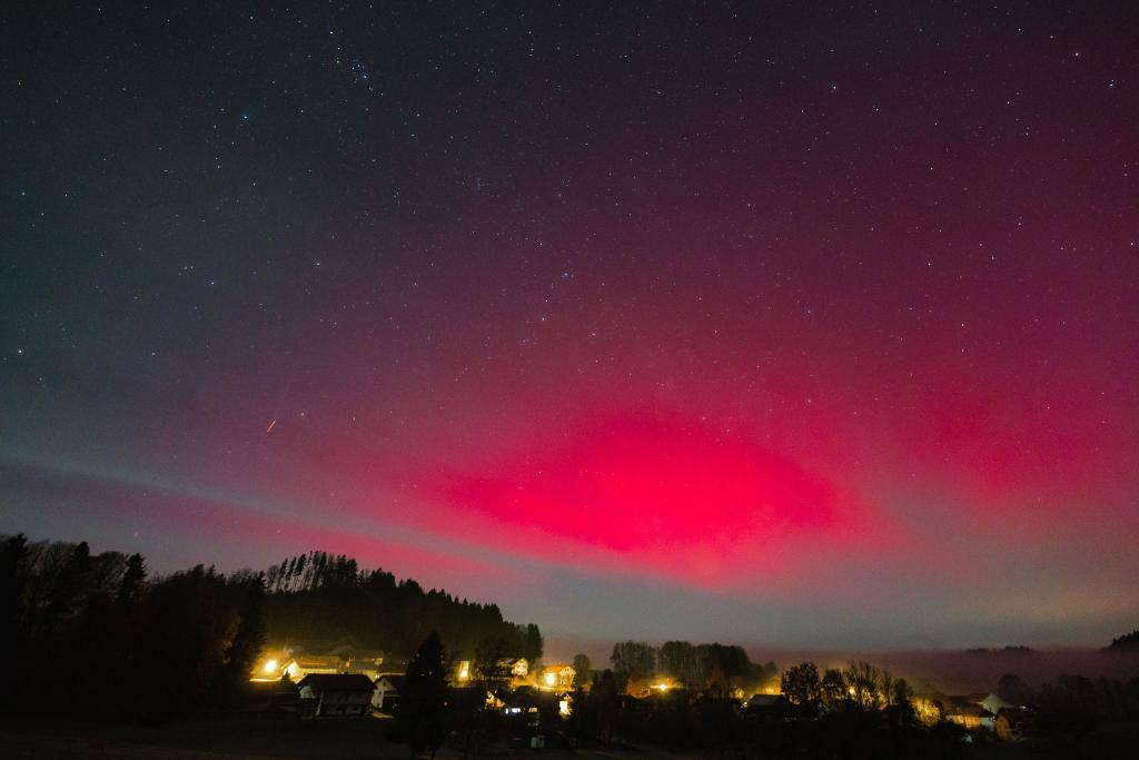 Seltenes Naturschauspiel: Polarlichter leuchten über Bayern - Foto: -/onw-images/dpa