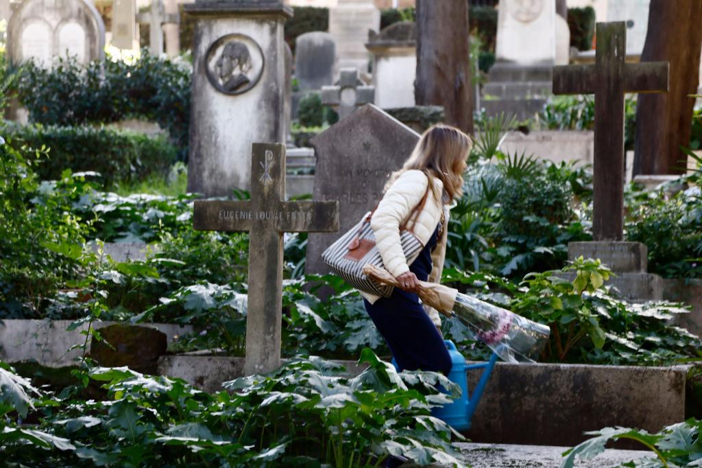 Sechs Beschäftigte des Mailänder Bestattungsamtes sollen Schmuck von Leichen entwendet haben. (Archivbild) - Foto: Cecilia Fabiano/LaPresse/AP/dpa