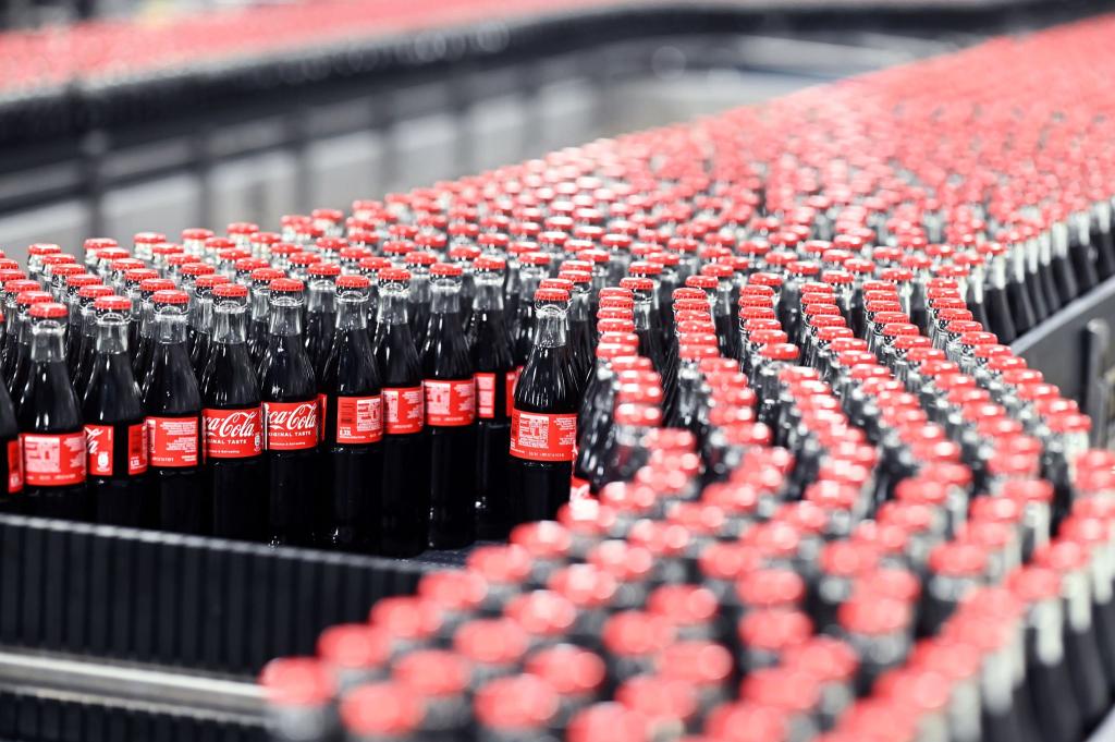 Coca-Cola ist bei vielen Verbrauchern in Deutschland beliebt. - Foto: Uli Deck/dpa