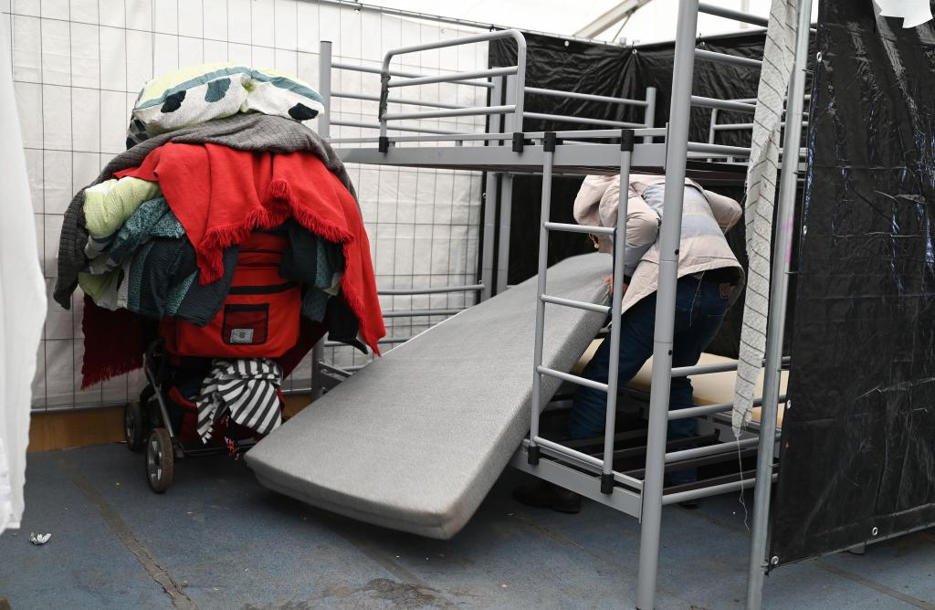 In den Zeiten der größten Überlastung wurden mancherorts Geflüchtete in Sporthallen einquartiert. (Archivbild) - Foto: Arne Dedert/dpa