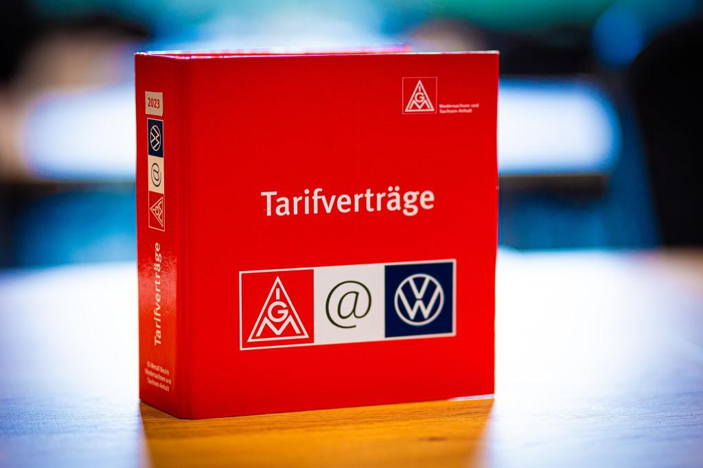 Die Tarifparteien bei VW wollen in den kommenden Monaten ein neues Entgeltsystem verhandeln. - Foto: Moritz Frankenberg/dpa