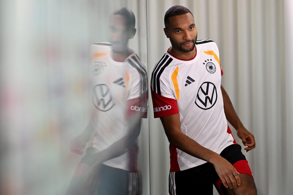 Schwungvoll betritt Tah das DFB-Podium. - Foto: Julian Stratenschulte/dpa