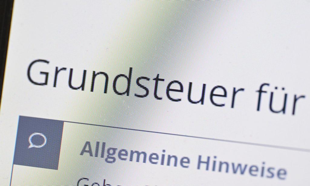 Die alte Grundsteuer-Regelung war wegen veralteter Steuerdaten so realitätsfern, dass das Bundesverfassungsgericht das Gesetz kassierte. Doch Eigentümerverband Haus und Grund und der Steuerzahlerbund halten auch das neue Grundsteuergesetz für verfassungswidrig. (Symbolbild) - Foto: Bernd Weißbrod/dpa