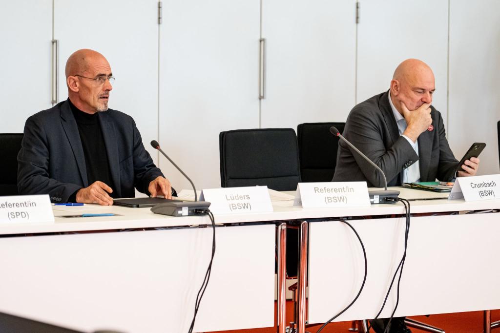 Brandenburgs BSW-Fraktionschef Niels-Olaf Lüders und BSW-Finanzminister Robert Crumbach sind sich nicht einig über die Medienstaatsverträge. - Foto: Fabian Sommer/dpa