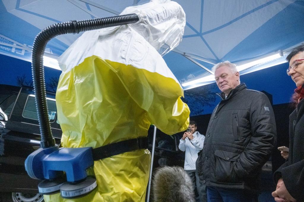 Bundeslandwirtschaftsminister Alois Rainer (CSU) dankte bei seinem Antrittsbesuch den Mitarbeitern des Friedrich-Loeffler-Instituts (FLI) für ihre Arbeit, die auch zur Eindämmung von Tierseuchen wie der Geflügelpest beiträgt. - Foto: Stefan Sauer/dpa