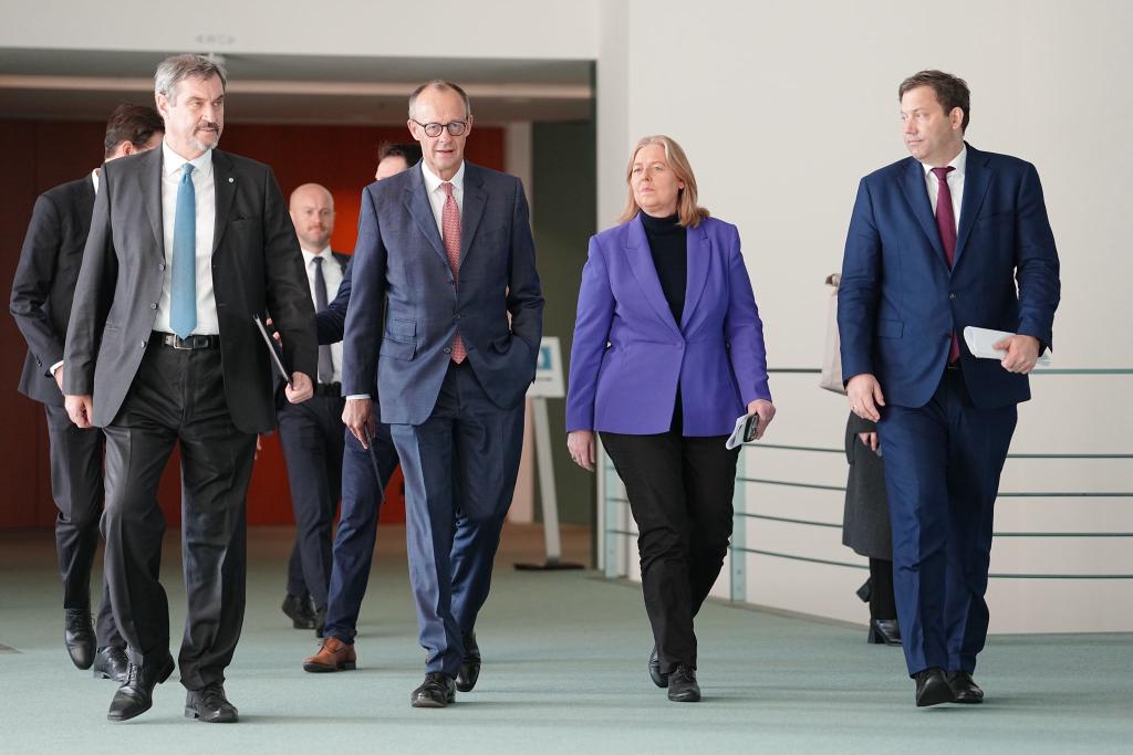 Da hatten sie schon Ergebnisse dabei: Die Parteichefs von CSU, CDU und zwei mal SPD (von links) auf dem Weg zur Pressekonferenz nach dem letzten Koalitionsausschuss - Foto: Kay Nietfeld/dpa