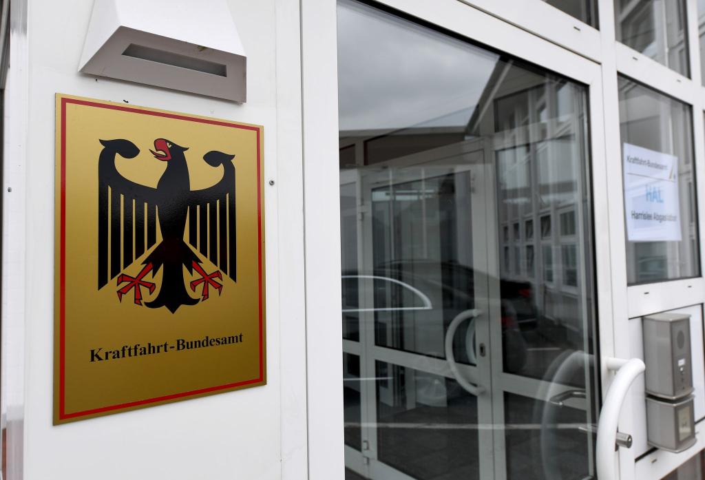 Nach einer Genehmigung durch das KBA darf die Paderborner Firma Holon ihr Elektro-Shuttle deutschlandweit im autonomen Fahrmodus mit Sicherheitsfahrer erproben. - Foto: Carsten Rehder/dpa