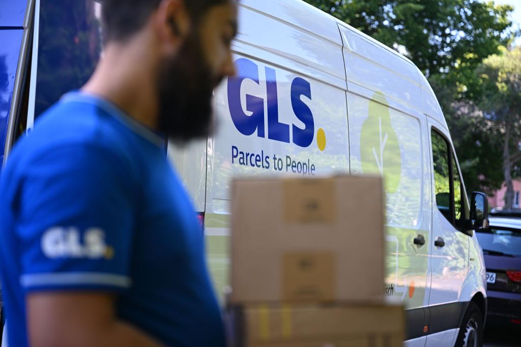Ein Paketbote von GLS bei der Arbeit. - Foto: Wolf von Dewitz/dpa