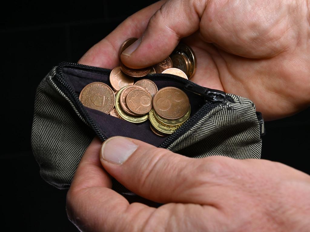 Die Überschuldungsquote, also der Anteil überschuldeter Personen im Verhältnis zu allen Erwachsenen, sank 2024 auf 8,09 Prozent. - Foto: Martin Schutt/dpa