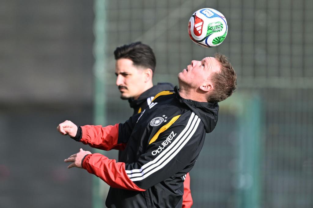 Bundestrainer Nagelsmann jongliert vor dem Training mit einem Ball. - Foto: David Inderlied/dpa