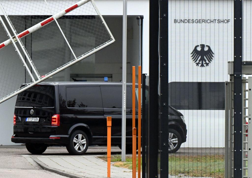 Der Beschuldigte wurde zum Ermittlungsrichter des BGH nach Karlsruhe gebracht. - Foto: Uli Deck/dpa